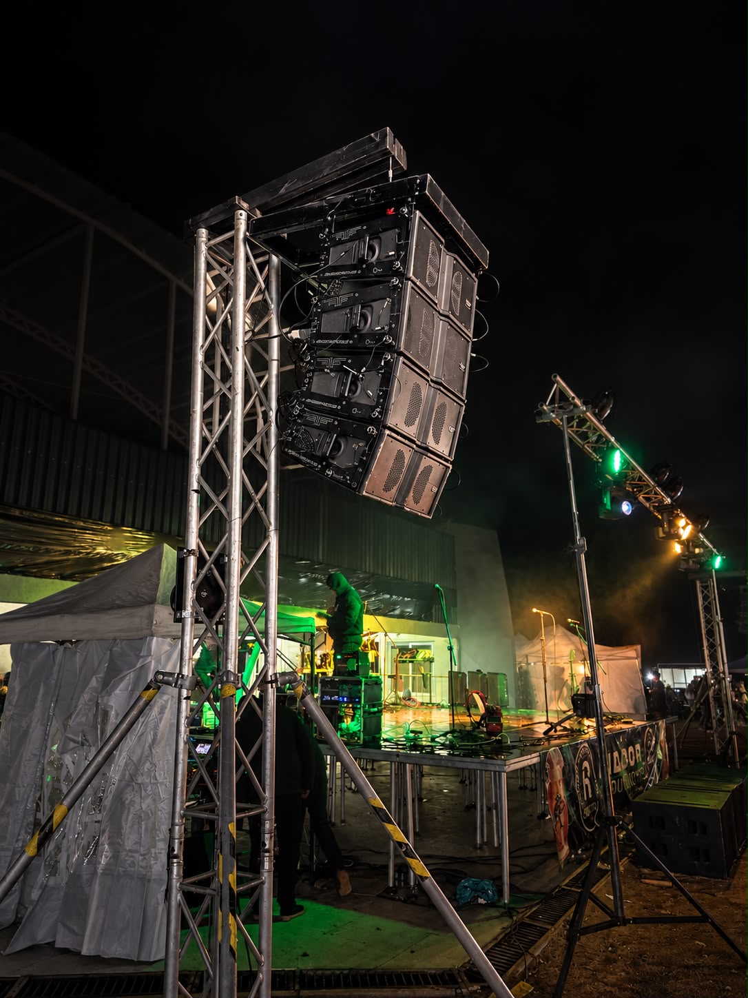 Sistema line array de Styrka suspendido junto a un escenario en vivo